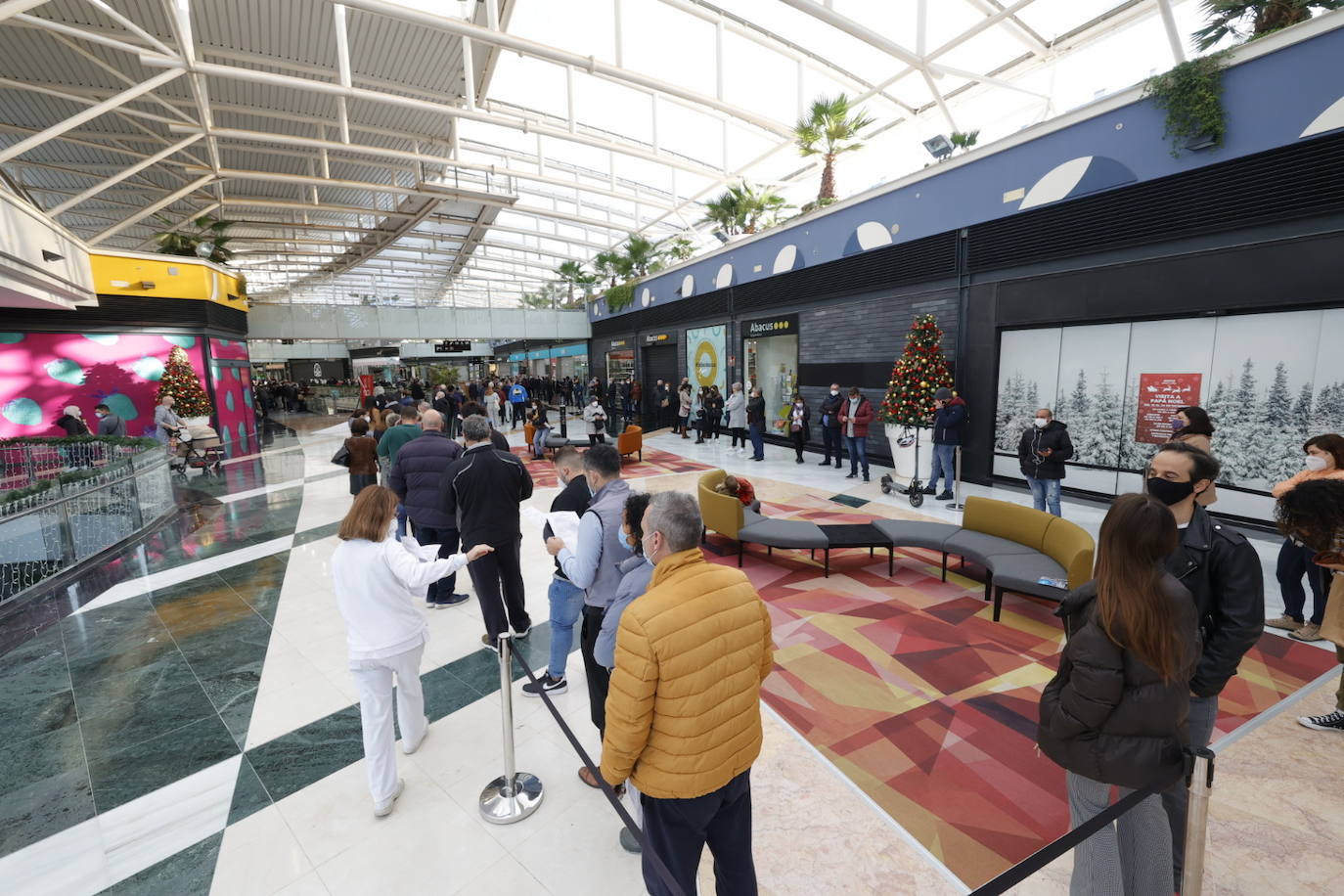 Colas de vacunación sin cita previa en el Centro Comercial Arena, en Valencia. 