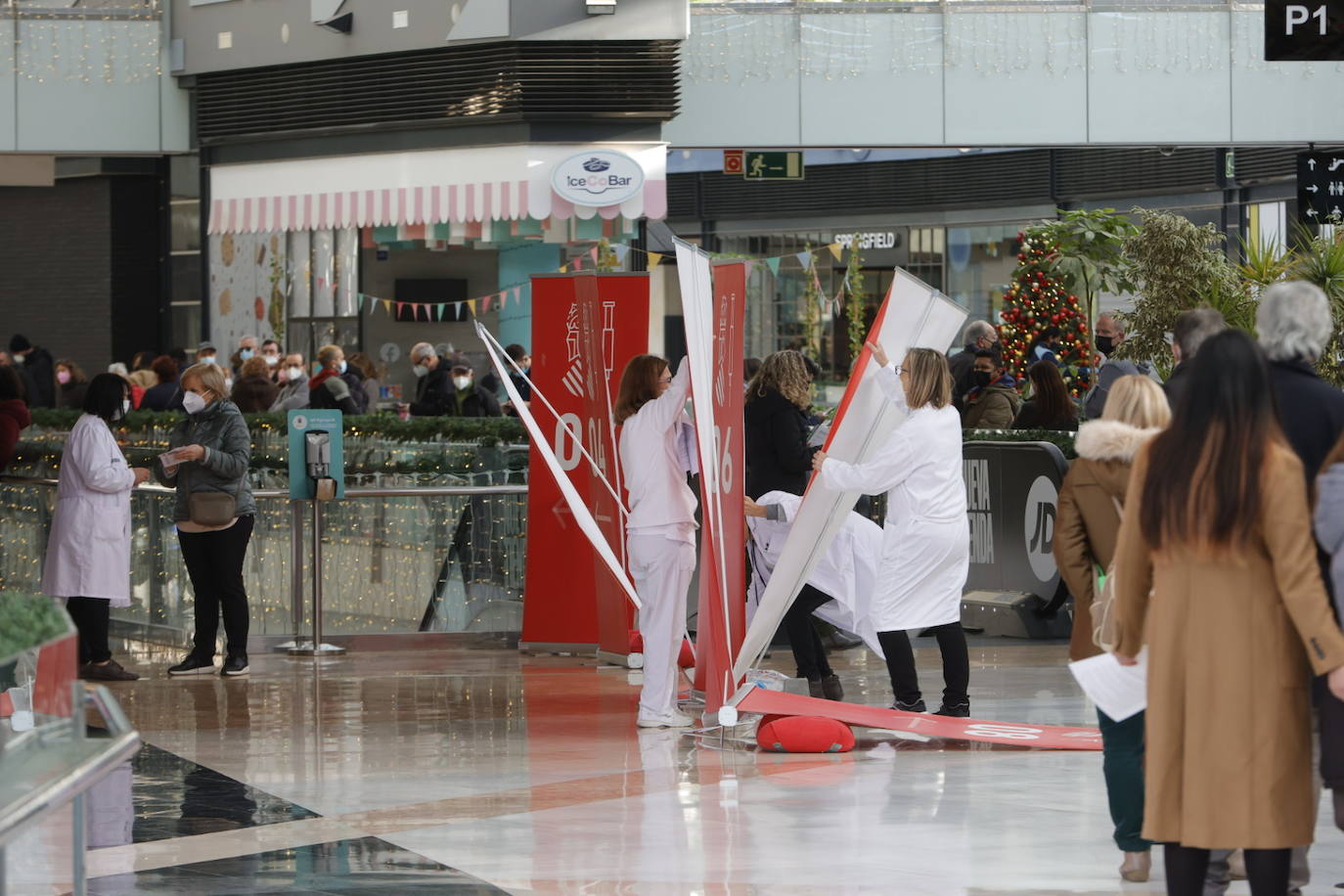 Colas de vacunación sin cita previa en el Centro Comercial Arena, en Valencia. 