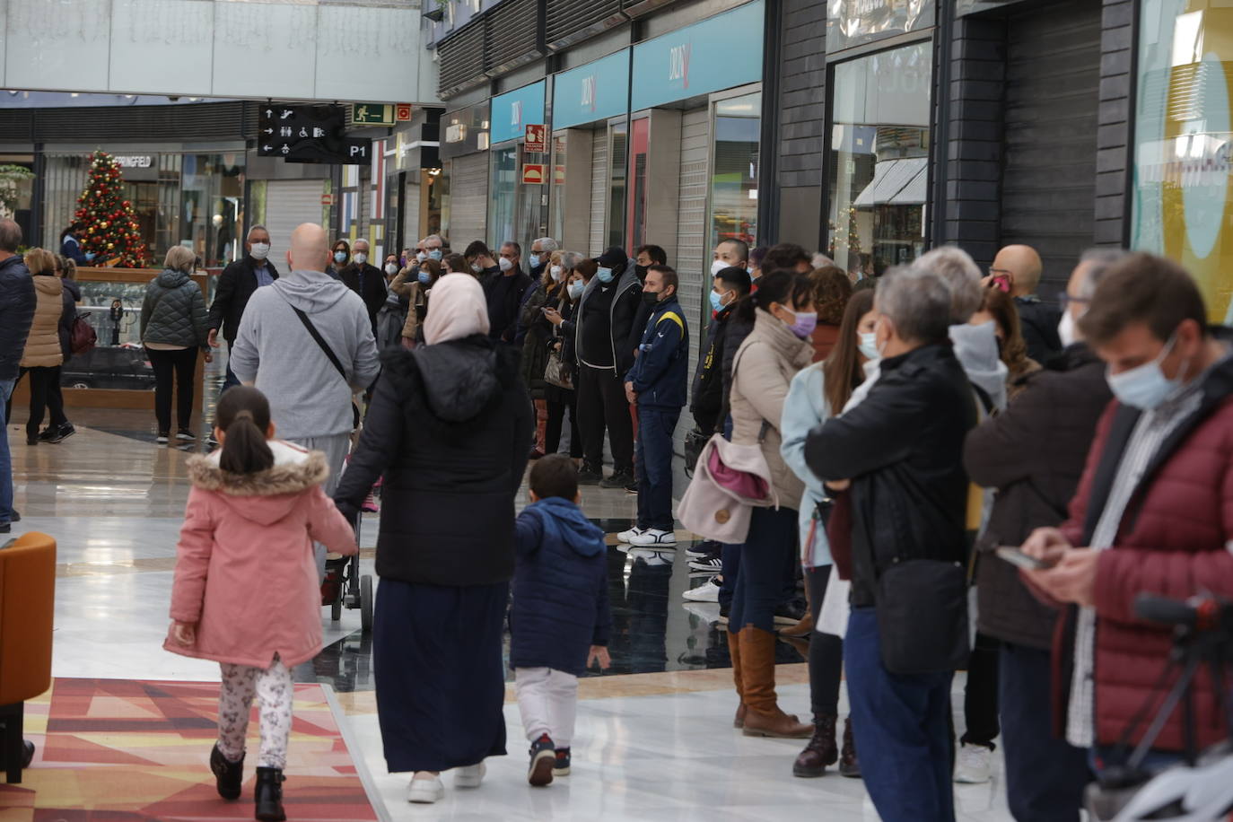 Colas de vacunación sin cita previa en el Centro Comercial Arena, en Valencia. 