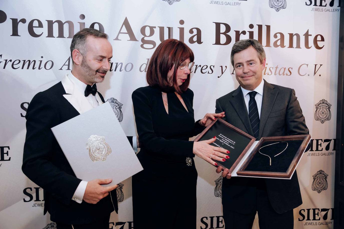 Amparo Chordá recibiendo el Premio Aguja Brillante