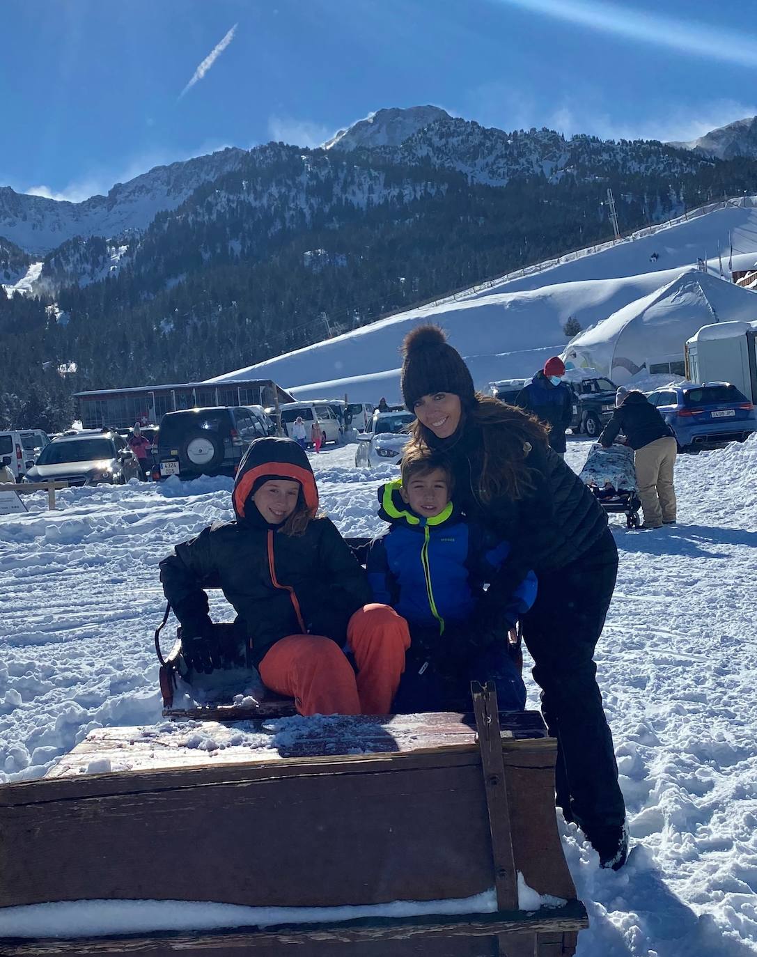 Mónica Duart con sus hijos esquiando en Soldeu.