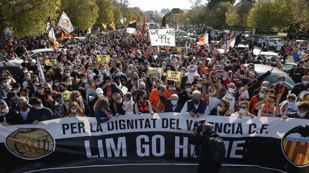 Manifestación de aficionados del Valencia CF contra Peter Lim