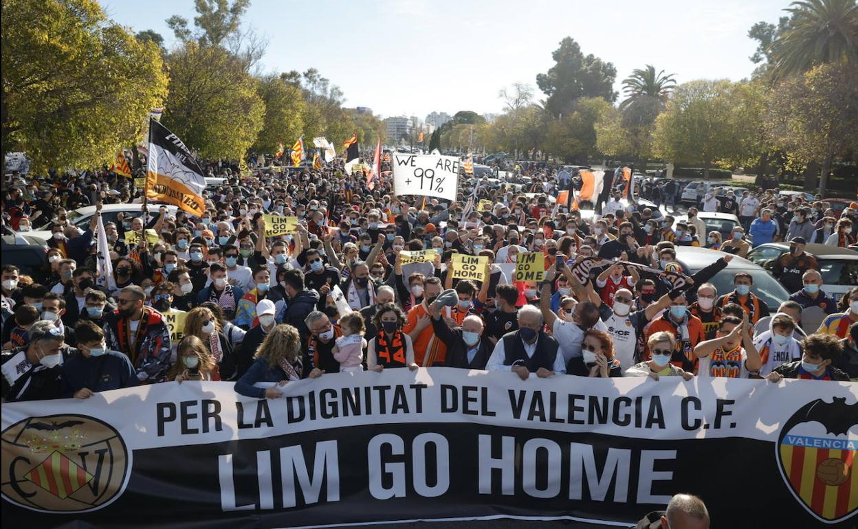 11-D, manifestación multitudinaria en Valencia contra Peter Lim. 