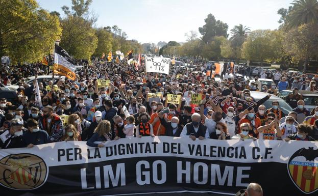 Multitudinaria manifestación de la afición del Valencia CF contra Peter Lim