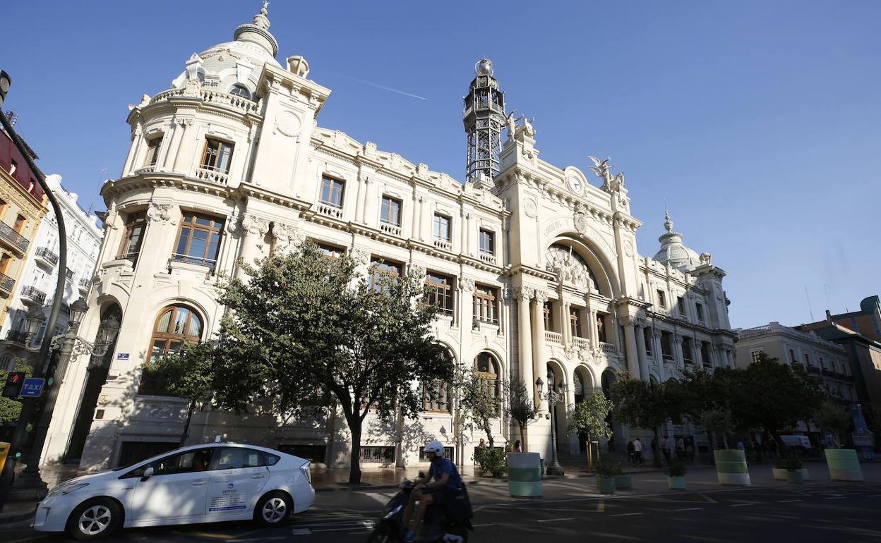 Fachada principal de Correos en la plaza del Ayuntamiento. 