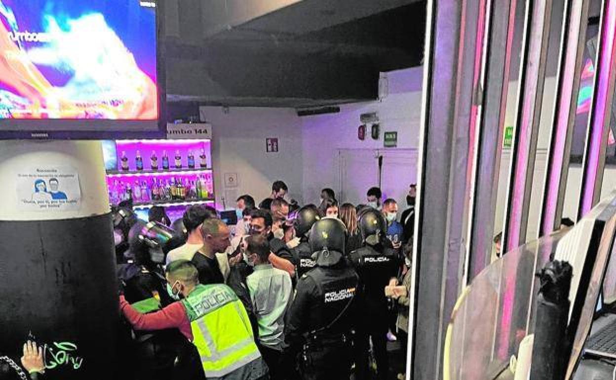 La policía irrumpe en una discoteca para controlar la aplicación de las medidas de precaución y el pasaporte Covid.