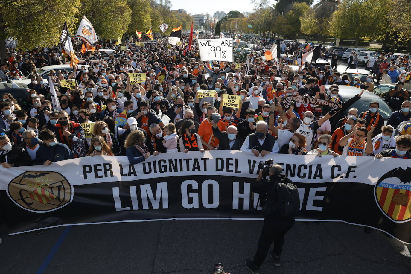 Miles de personas han acudido a la manifestación contra Peter Lim. 