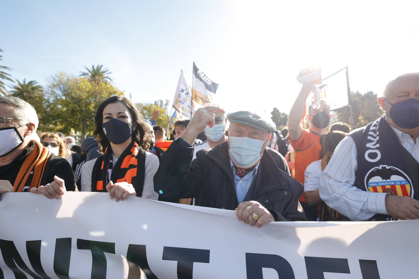 Miles de personas han acudido a la manifestación contra Peter Lim. 