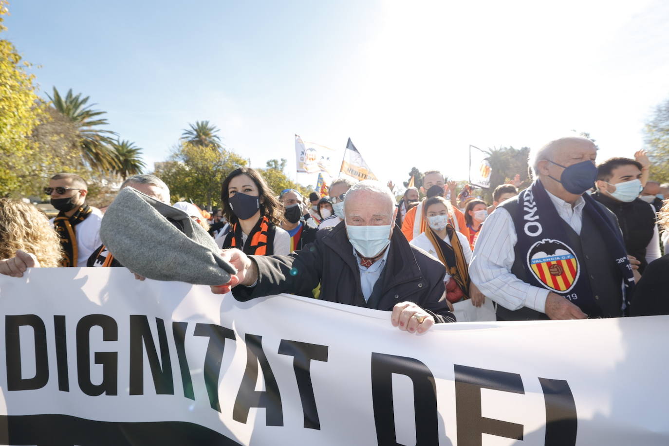 Miles de personas han acudido a la manifestación contra Peter Lim. 