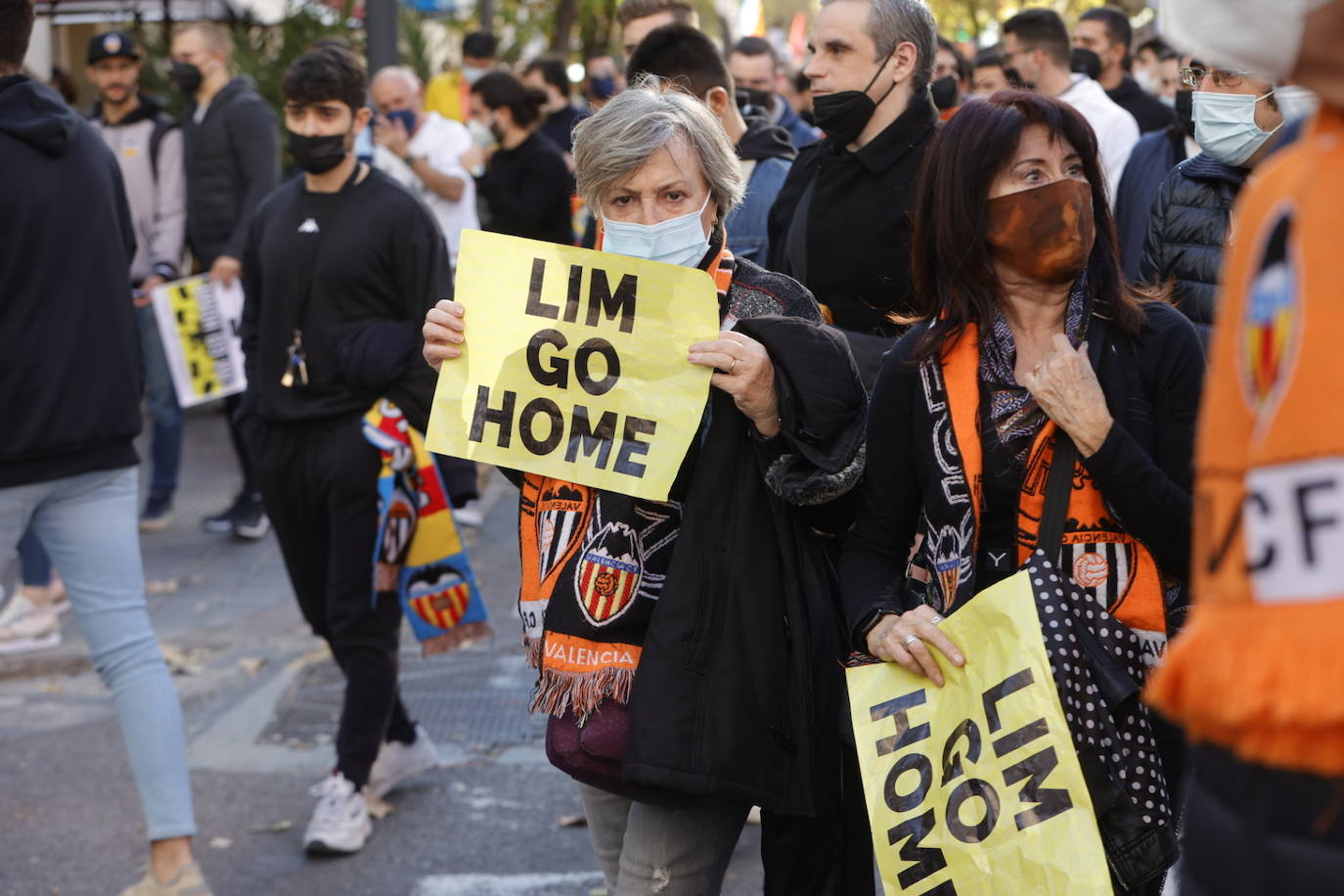 Miles de personas han acudido a la manifestación contra Peter Lim. 