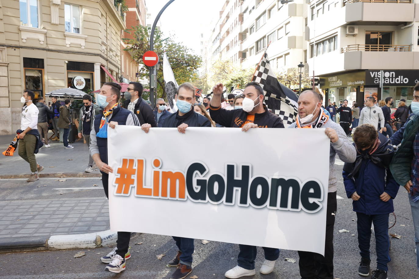 Miles de personas han acudido a la manifestación contra Peter Lim. 