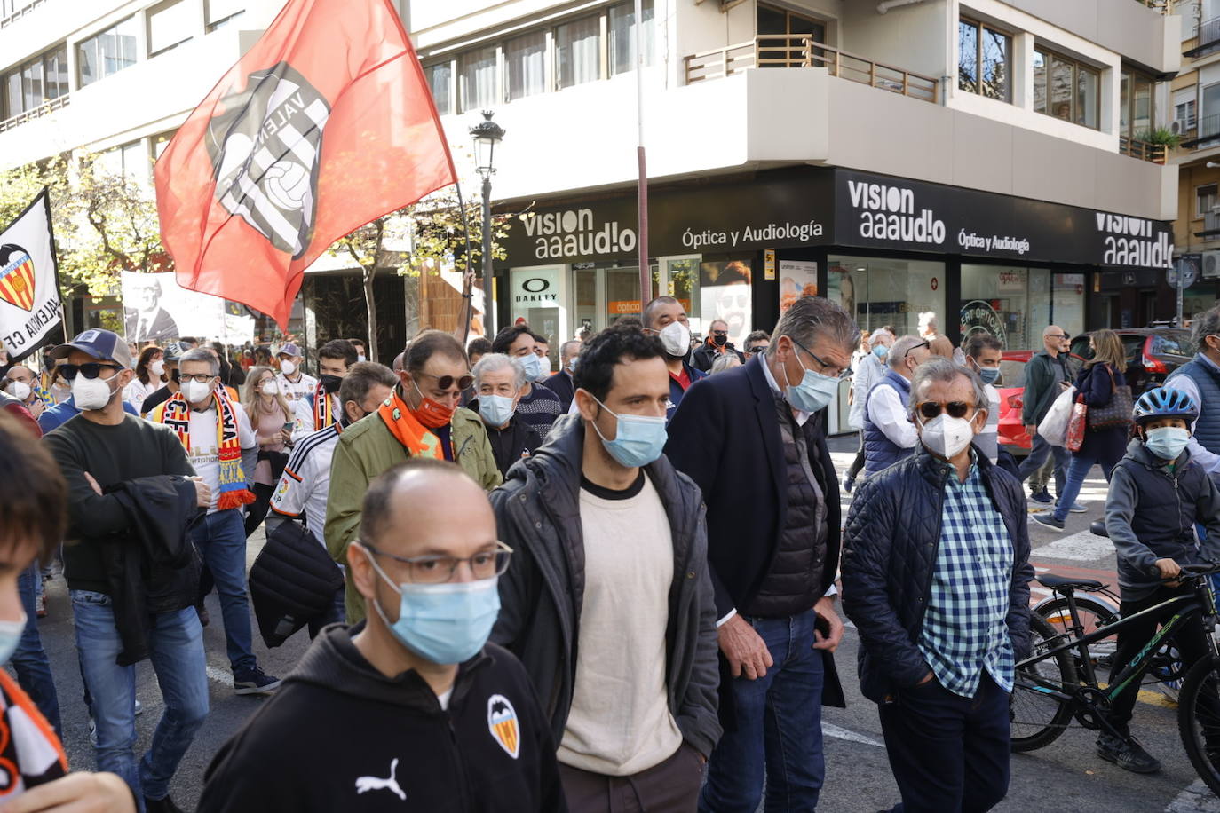 Miles de personas han acudido a la manifestación contra Peter Lim. 