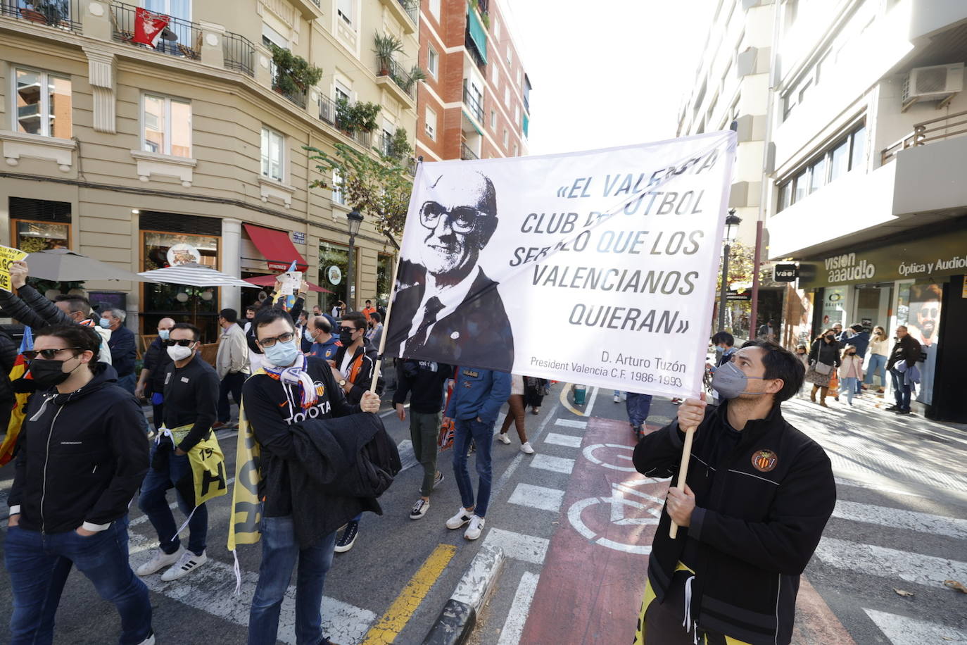 Miles de personas han acudido a la manifestación contra Peter Lim. 