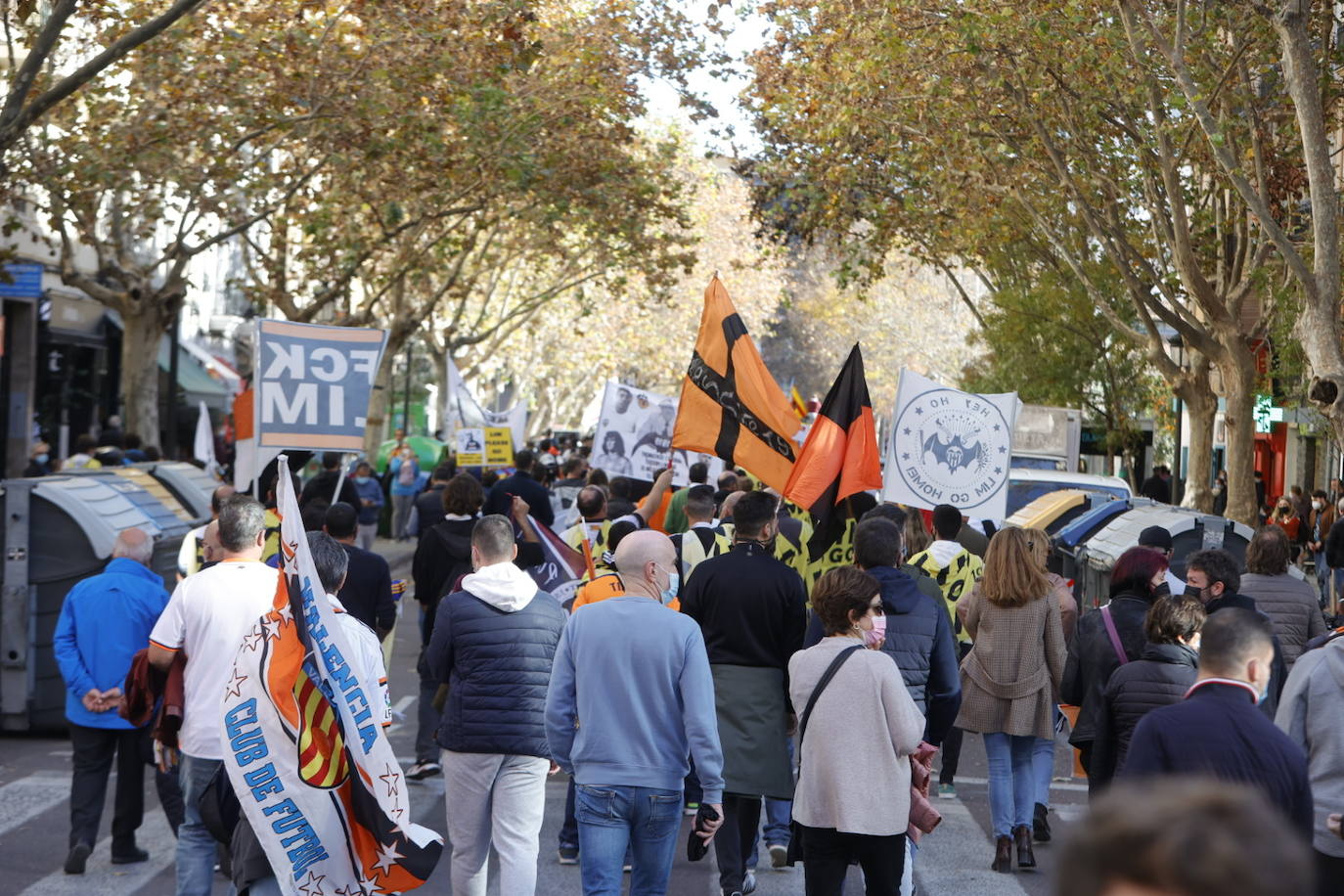 Miles de personas han acudido a la manifestación contra Peter Lim. 