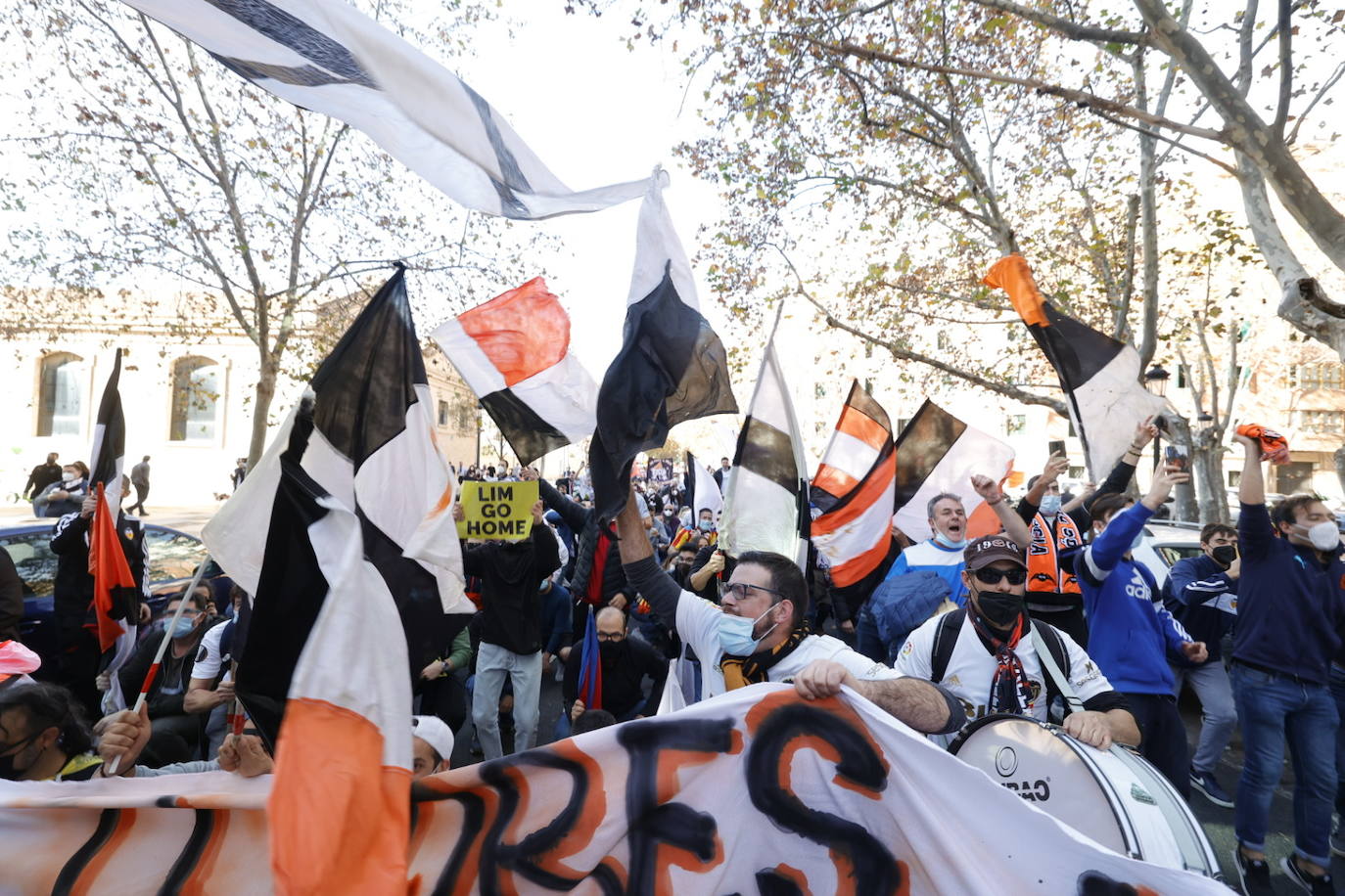 Miles de personas han acudido a la manifestación contra Peter Lim. 