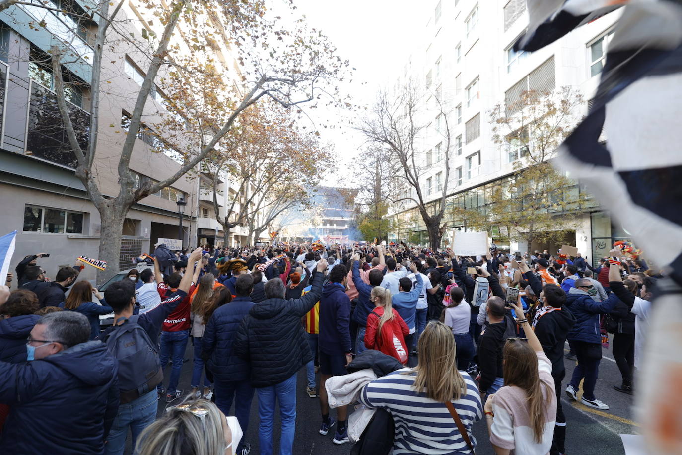 Miles de personas han acudido a la manifestación contra Peter Lim. 