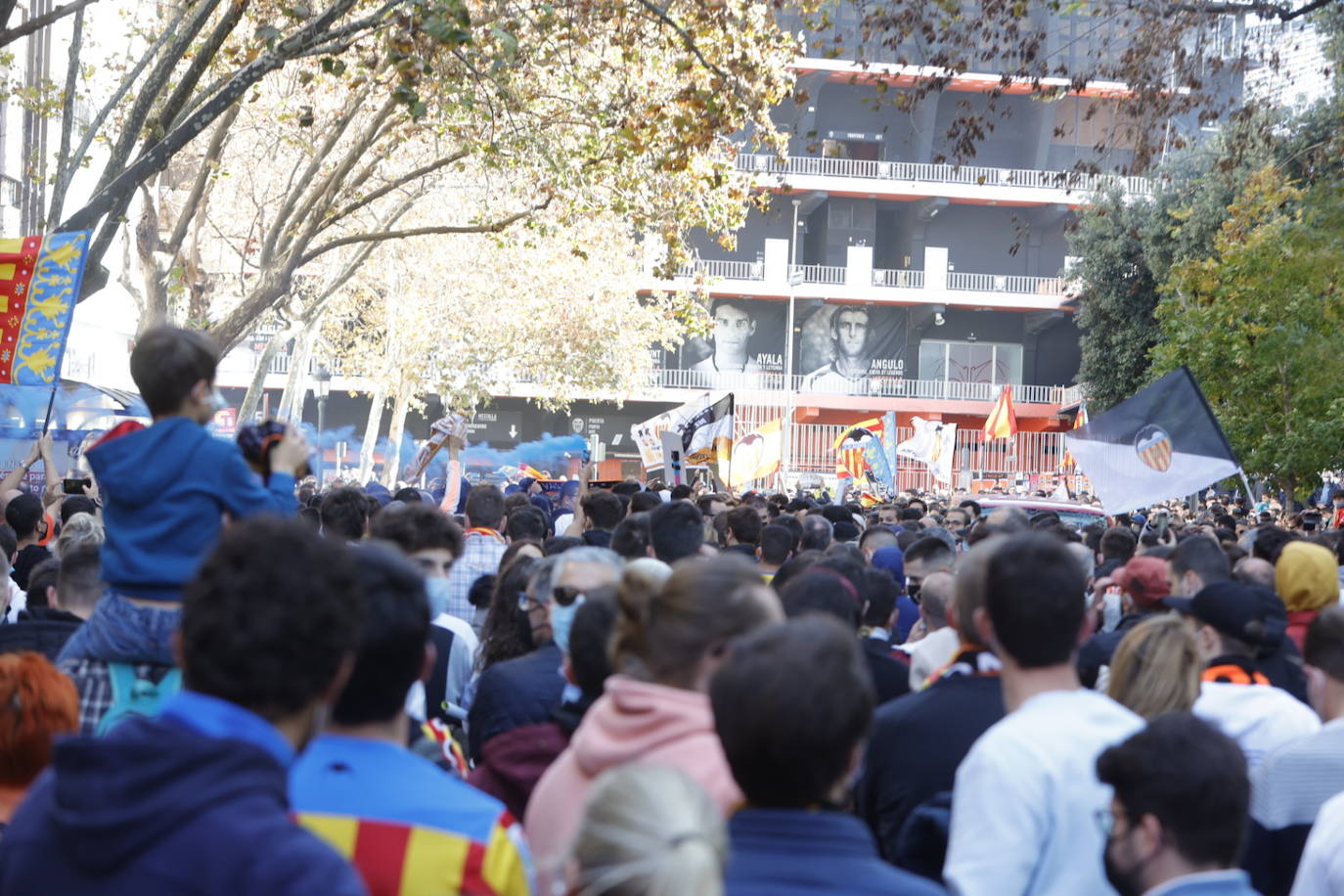 Miles de personas han acudido a la manifestación contra Peter Lim. 