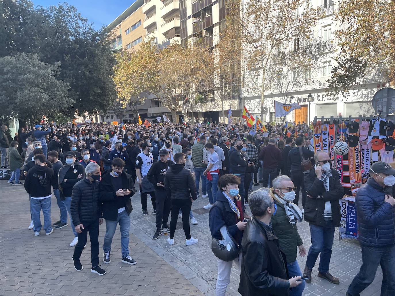 Miles de personas han acudido a la manifestación contra Peter Lim. 