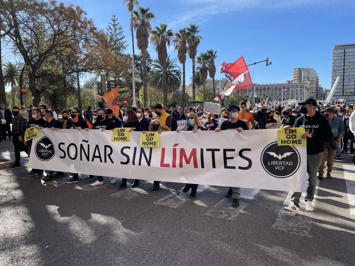 Miles de personas han acudido a la manifestación contra Peter Lim. 