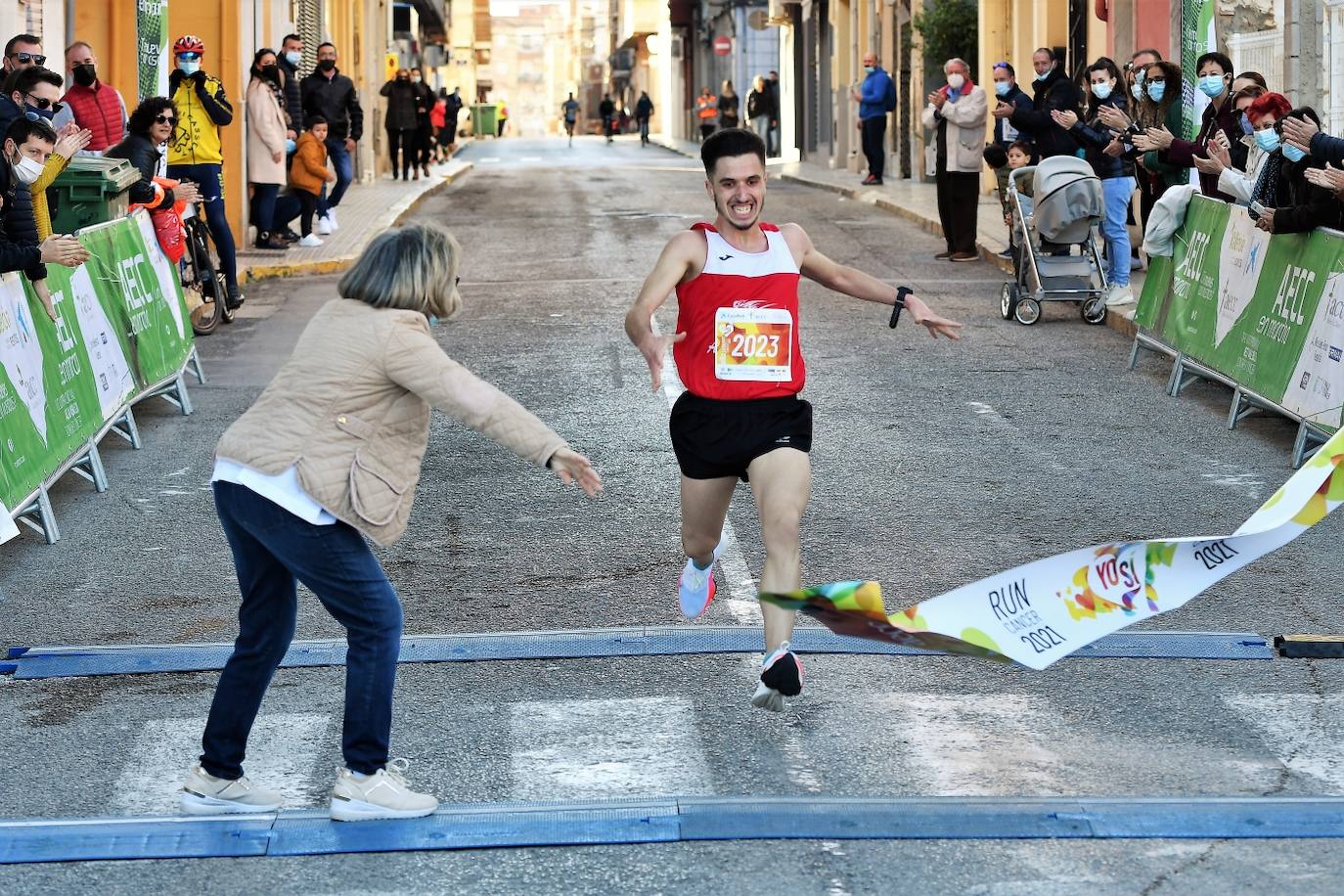 El circuito RunCáncer 2021 ha llegado a Picassent con una prueba que incluye una carrera y una marcha no competitiva de 8 km. 