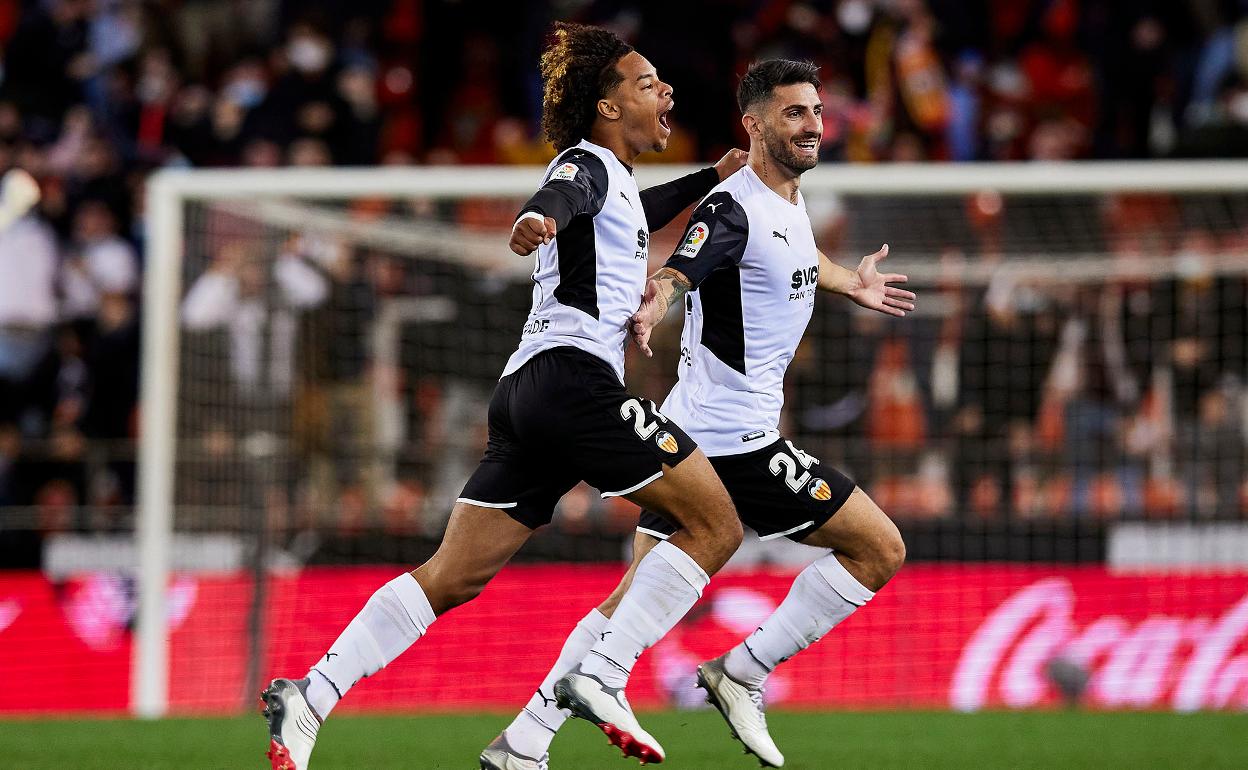 Piccini, celebrando su tanto frente al Elche en Mestalla. 