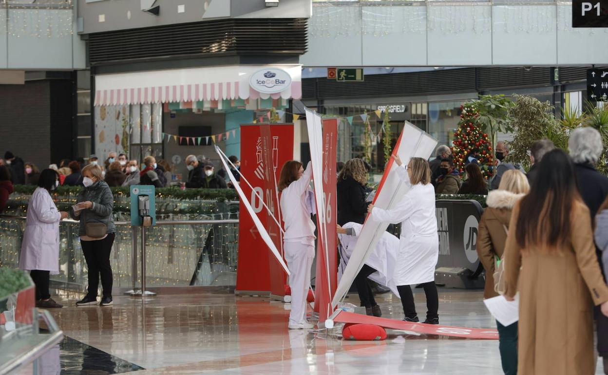 Vacunación este fin de semana en un centro comercial de Valencia. 