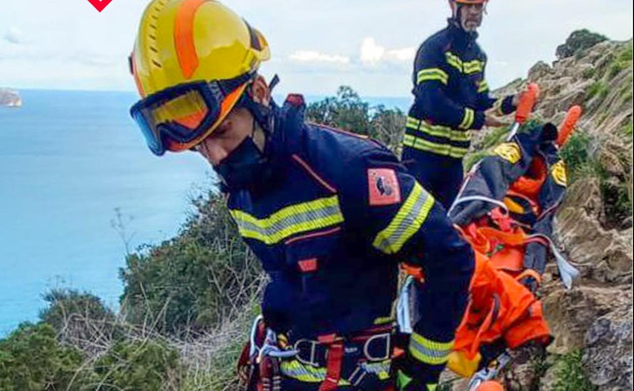 Ha sido imprescindible la intervención de los bomberos ante la dificultad para que llegara la ambulancia. 
