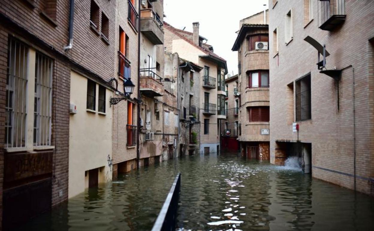 Calle inundada por la crecida del Ebro en Navarra.