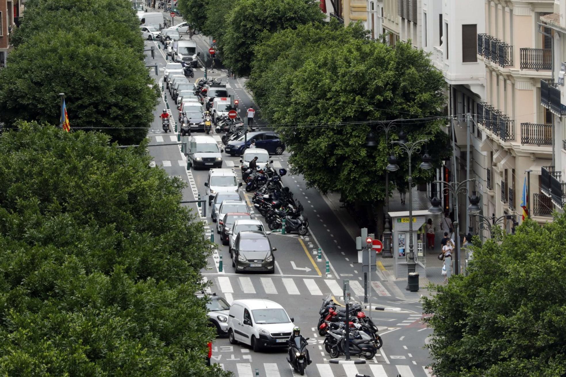 Reforma. El carril único para el tráfico en la calle Colón, polémico desde el primer día. irene marsilla