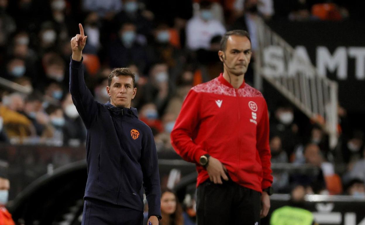 Patri Moreno, segundo entrenador del Valencia, da indicaciones desde la banda en el choque ante el Elche. 