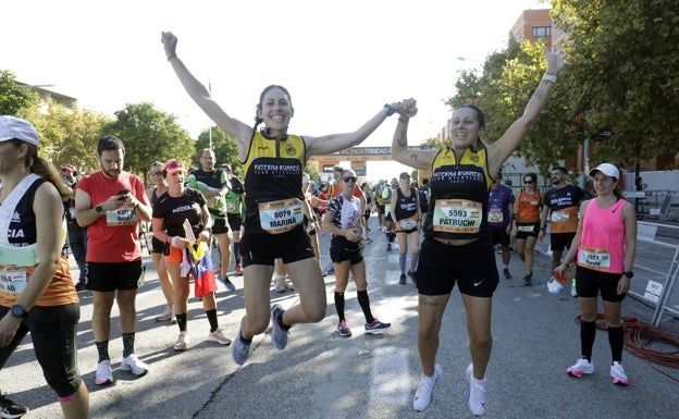 Dos corredoras del Medio Maratón del pasado octubre comparten su alegría tras completar la prueba. 