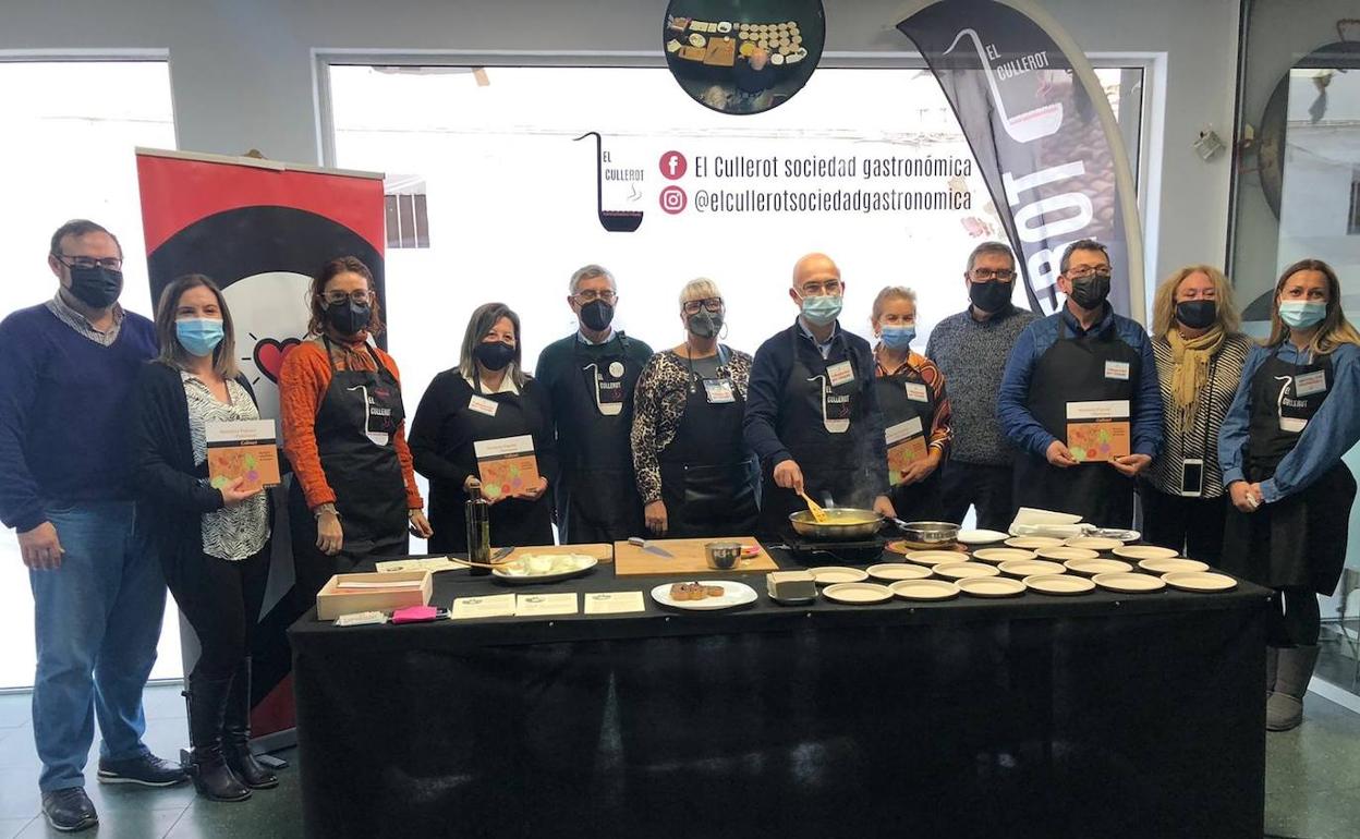 Los participantes en el acto de presentación. 