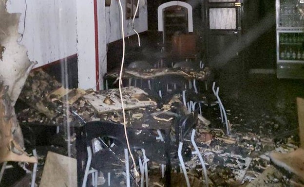 Aspecto del interior del bar incendiado en Almoradí. 