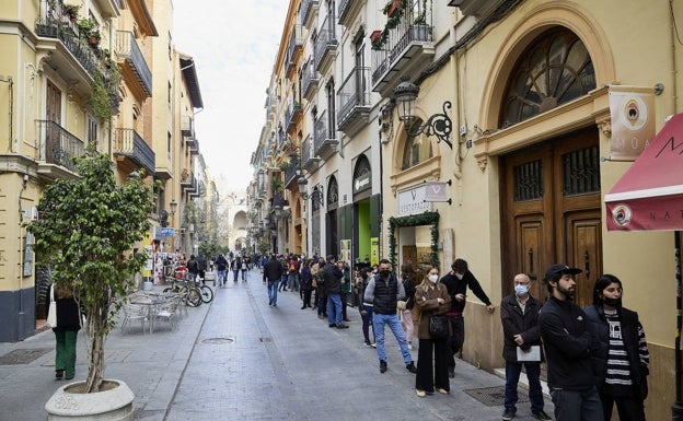 Sanidad rectifica y permitirá que en la Comunitat Valenciana un familiar acompañe al menor mientras se vacuna