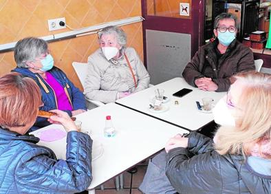 Imagen secundaria 1 - De toda la vida. Los dueños del horno Compan en Patraix. | Vecinas. Un grupo de mujeres toman café en el barrio. | Los de Patraix. Fernando, vecino y defensor del barrio. 