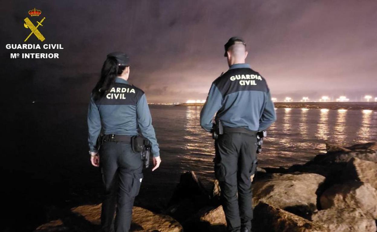 Dos agentes se lanzaron al mar mientras otros participaron en el operativo desde las rocas. 