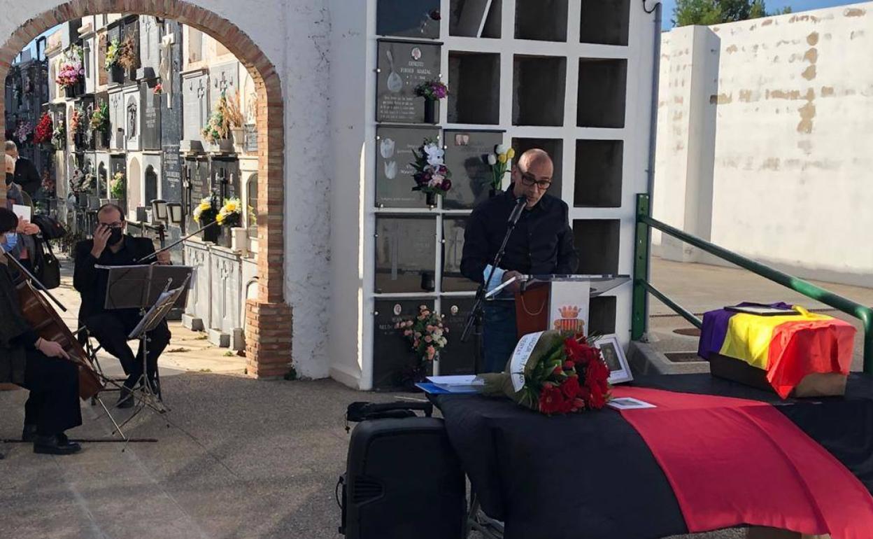 Un instante del acto celebrado en el cementerio. 