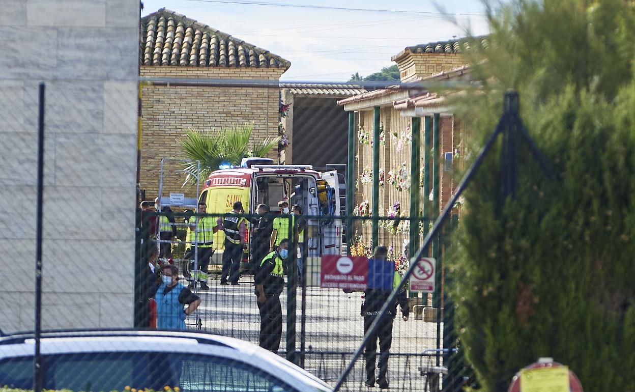 Despliegue policial en el cementerio de Torrent instantes después del tiroteo que acabó con dos personas fallecidas, una de ellas familiar lejano de los Marcos.