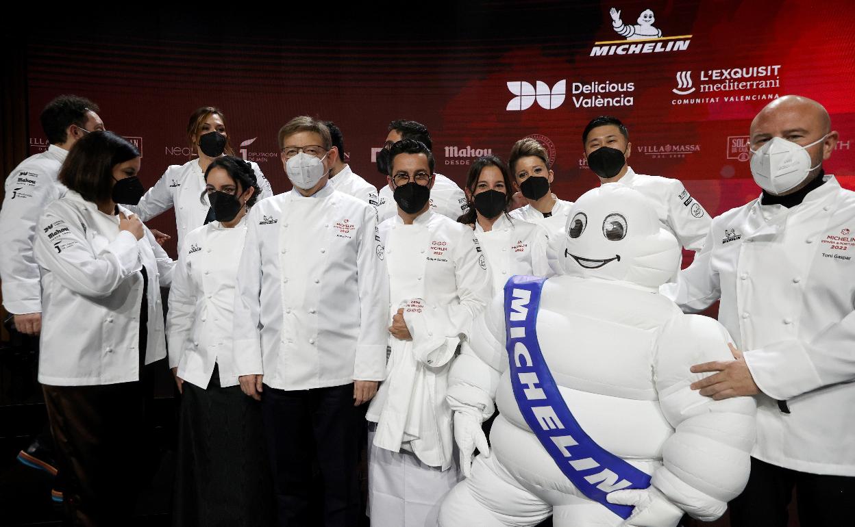 El presidente de la Generalitat, Ximo Puig (c) junto al chef Quique Dacosta , entre otros, se fotografían tras la gala Guía Michelin España y Portugal 2022