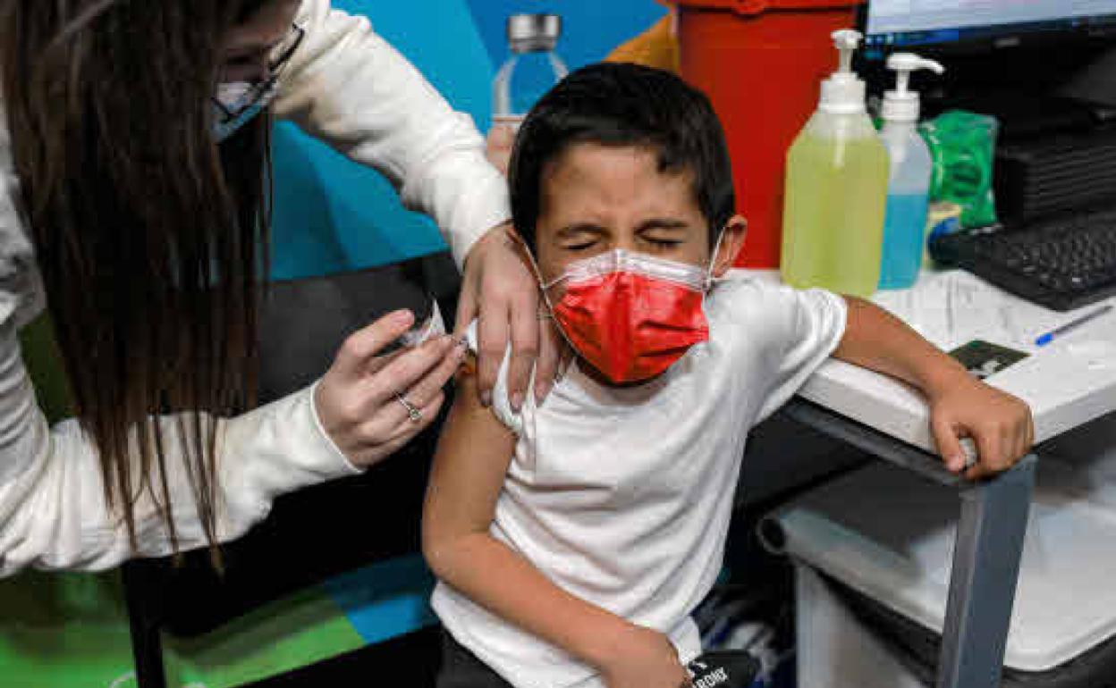 Un niño pequeño israelí, recibiendo la vacuna contra el Covid.