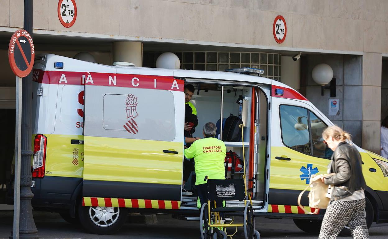 Una ambulancia en las puertas del Hospital Clínico de Valencia. 