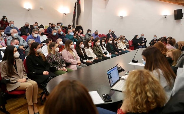 Corte de la fallera mayor de Valencia, asistente al pleno de la Junta. 