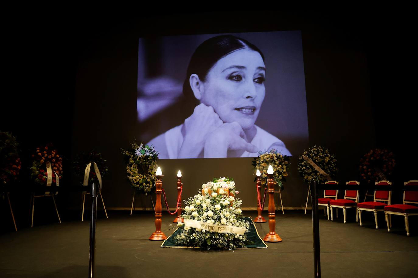 Actores, políticos y ciudadanos han acudido al Teatro Español, donde se ha instalado la capilla ardiente de Verónica Forqué, para dar su último adiós a la actriz.