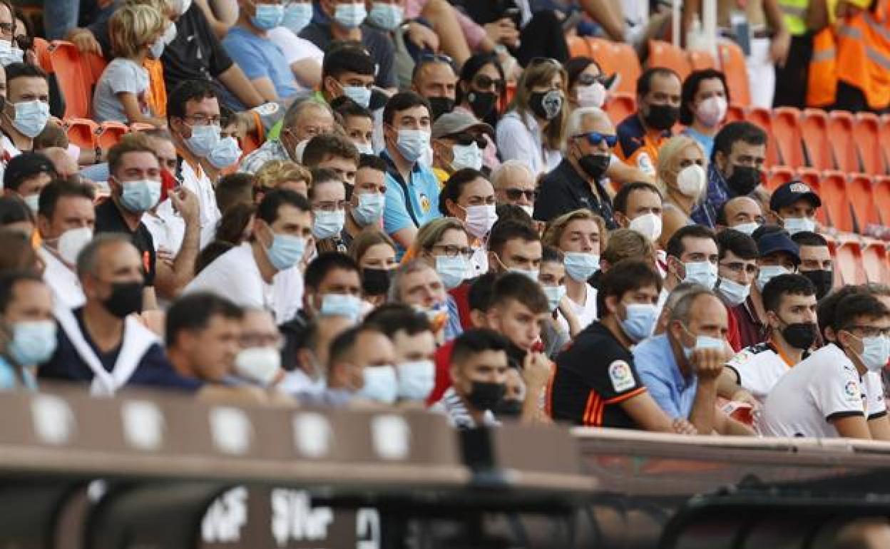 Aficionados del Valencia, durante un partido en Mestalla