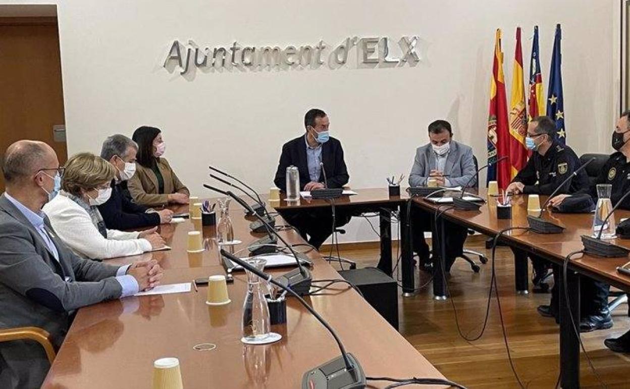 Reunión de seguridad presidida por el alcalde de Elche, Carlos González. 