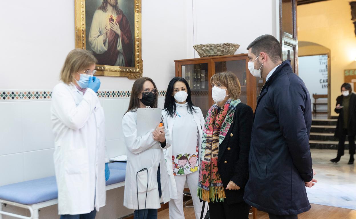 Liduvina Gil y el alcalde José Manuel Prieto, en una visita a un centro de Gandia. 