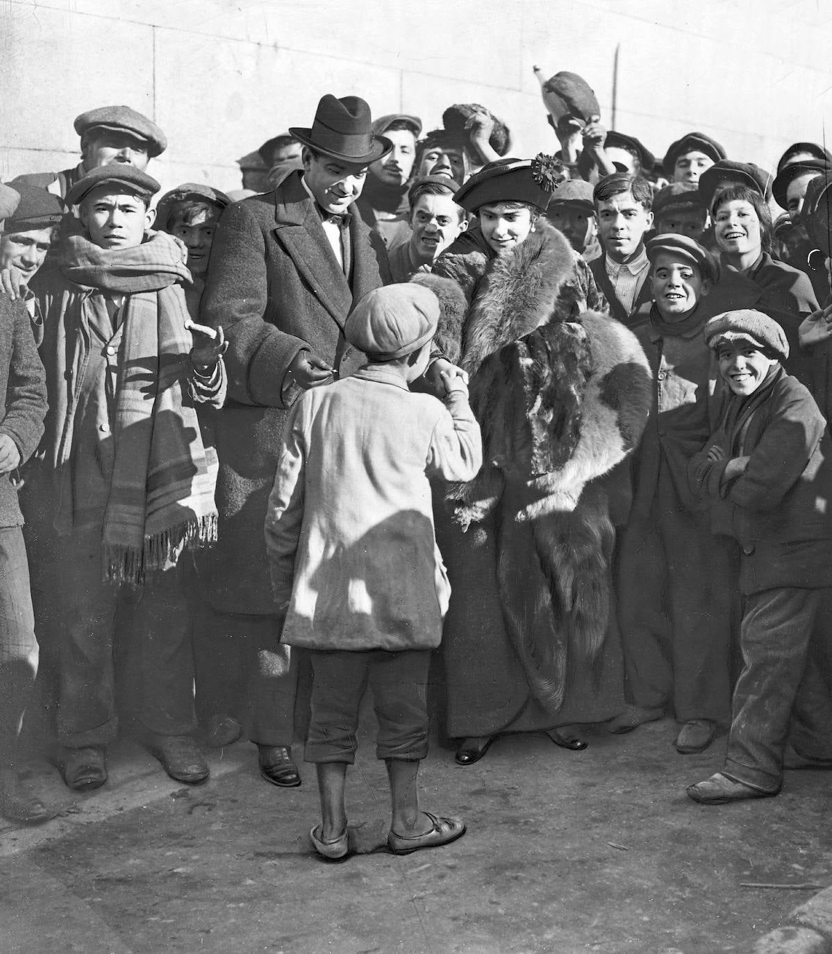 Pastora Imperio, famosa bailaora sevillana, posa junto a un grupo mozalbetes, en las inmediaciones de la Casa de la Moneda, en Madrid, en los prolegómenos del Sorteo de la Lotería de Navidad de 1914