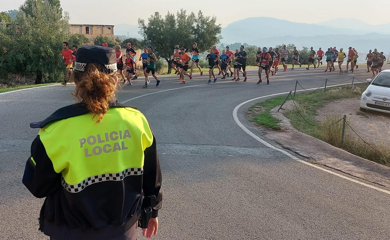 Agente durante el operativo de una prueba deportiva. 