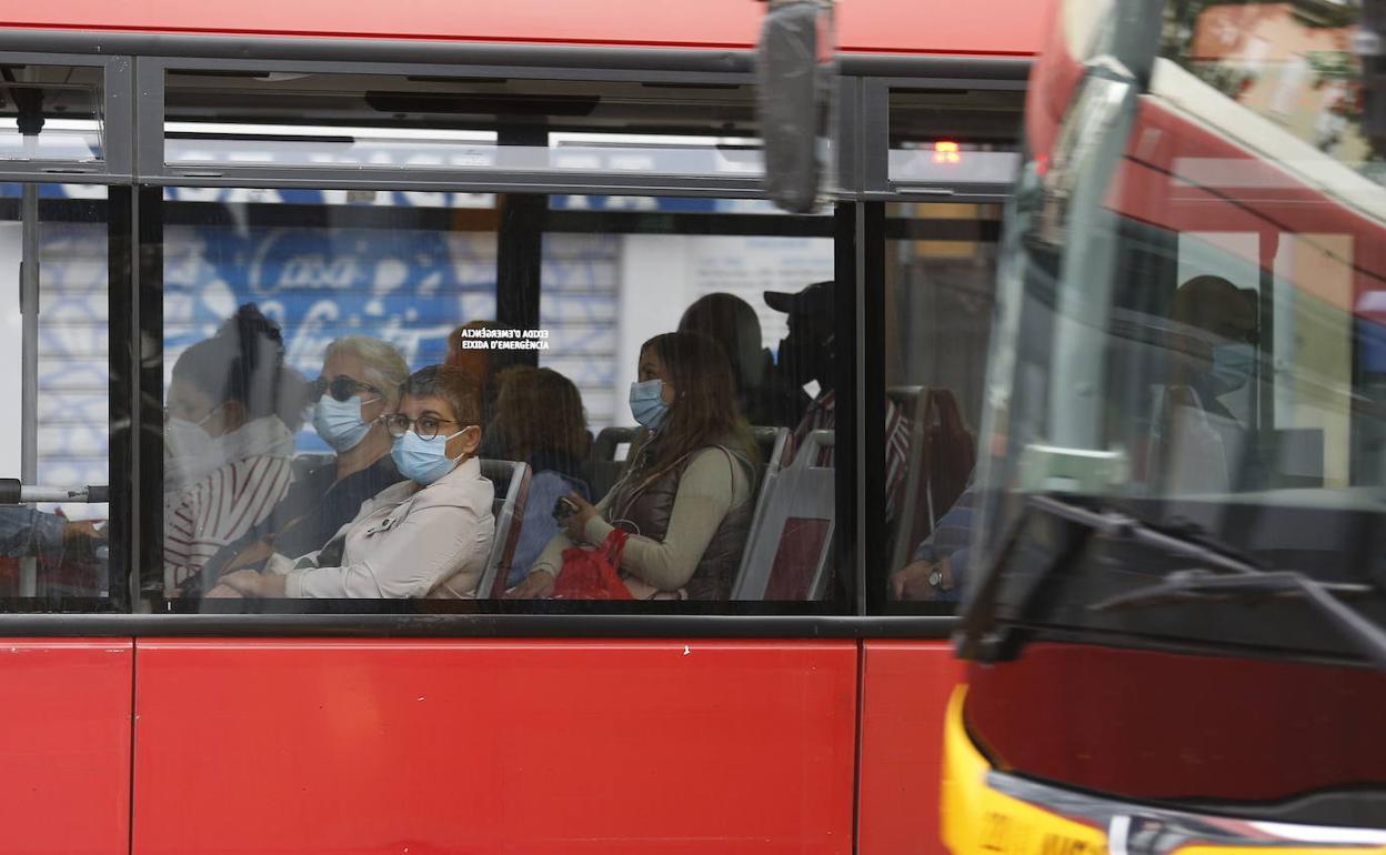 Un autobús de la EMT, en las calles de Valencia en una imagen de archivo.