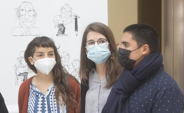 María y Carolina, sobrinas nietas de Quino, junto a su acompañante. 